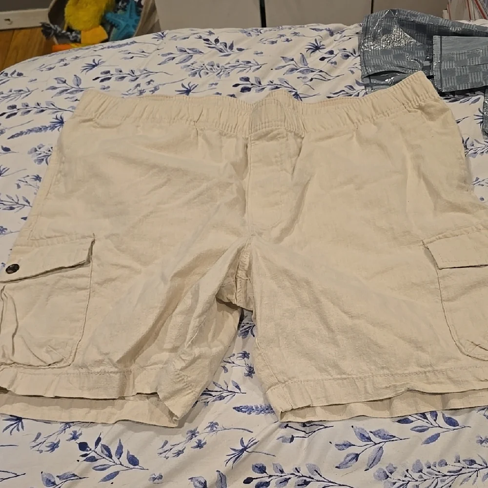 ❤️5/$25 new Men's Cream Cargo Shorts
